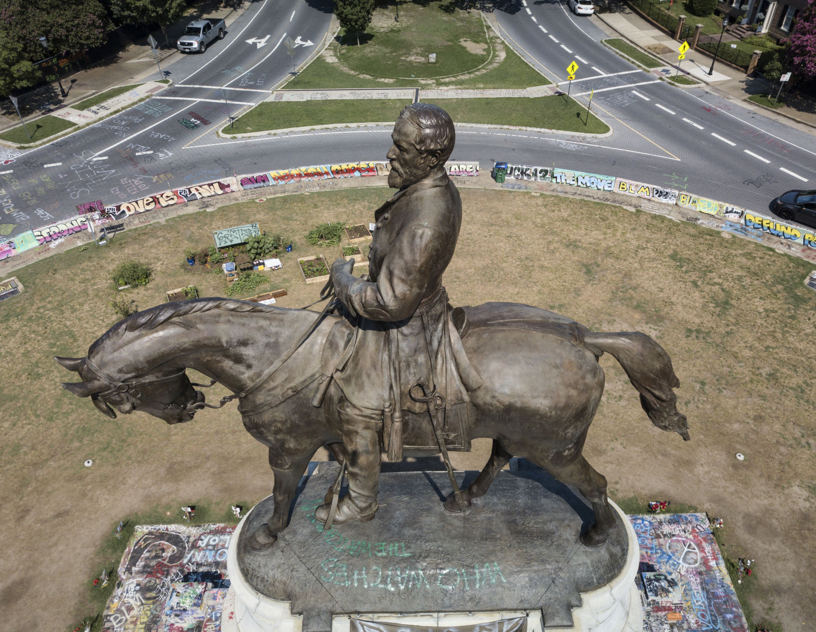 Aerial photo of Robert E. Lee statue on Monument Avenue